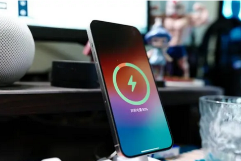 北海街道苹果15换屏服务分享用什么充电器给iPhone15充电更好 